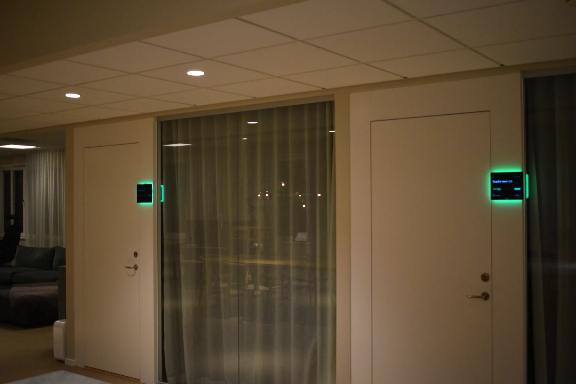 Den färdiga installationen med bokningspaneler vid två rum hos Stockwik