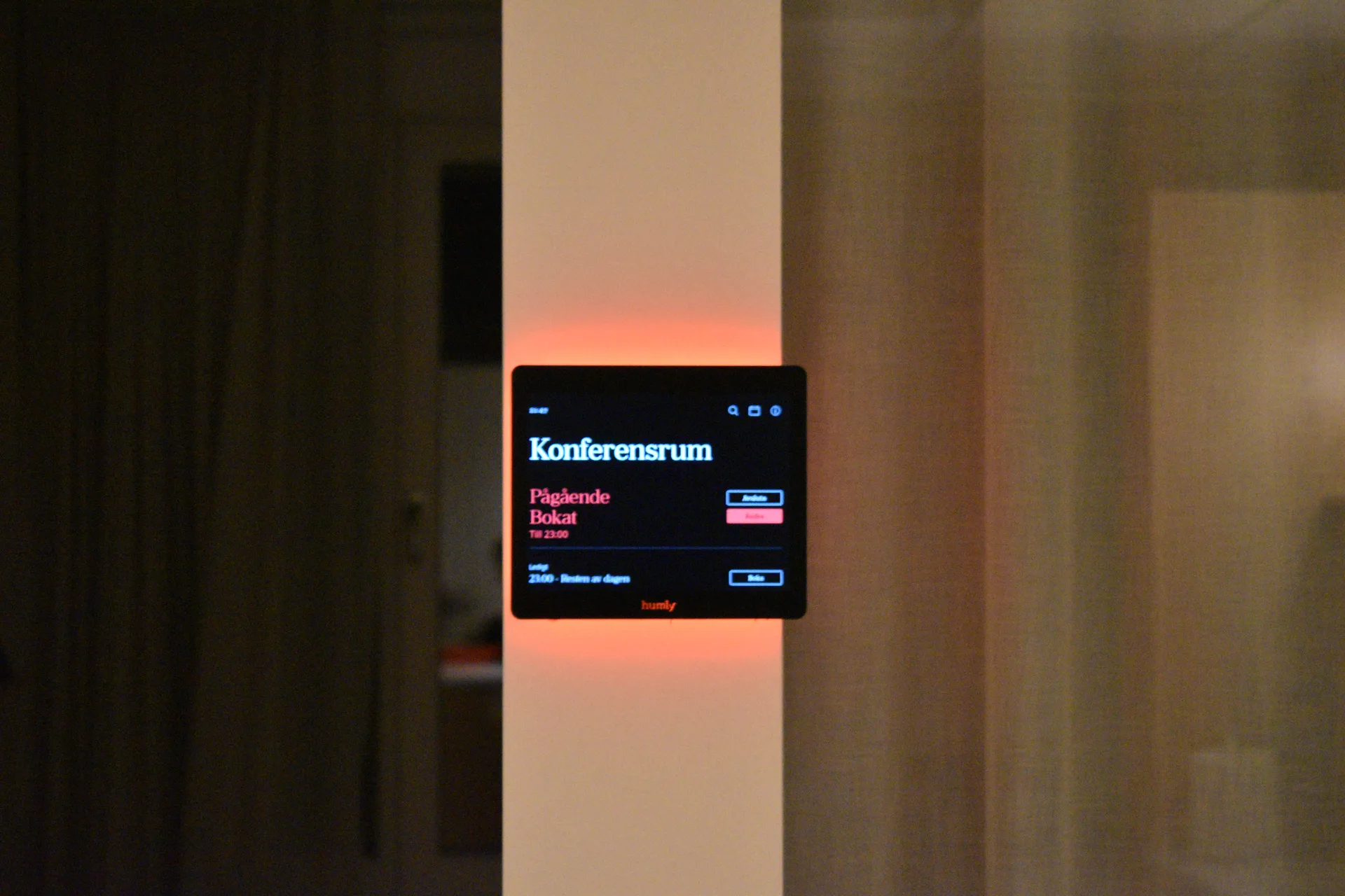 Panelen vid konferensrummet lyser rött och visar en pågående bokning