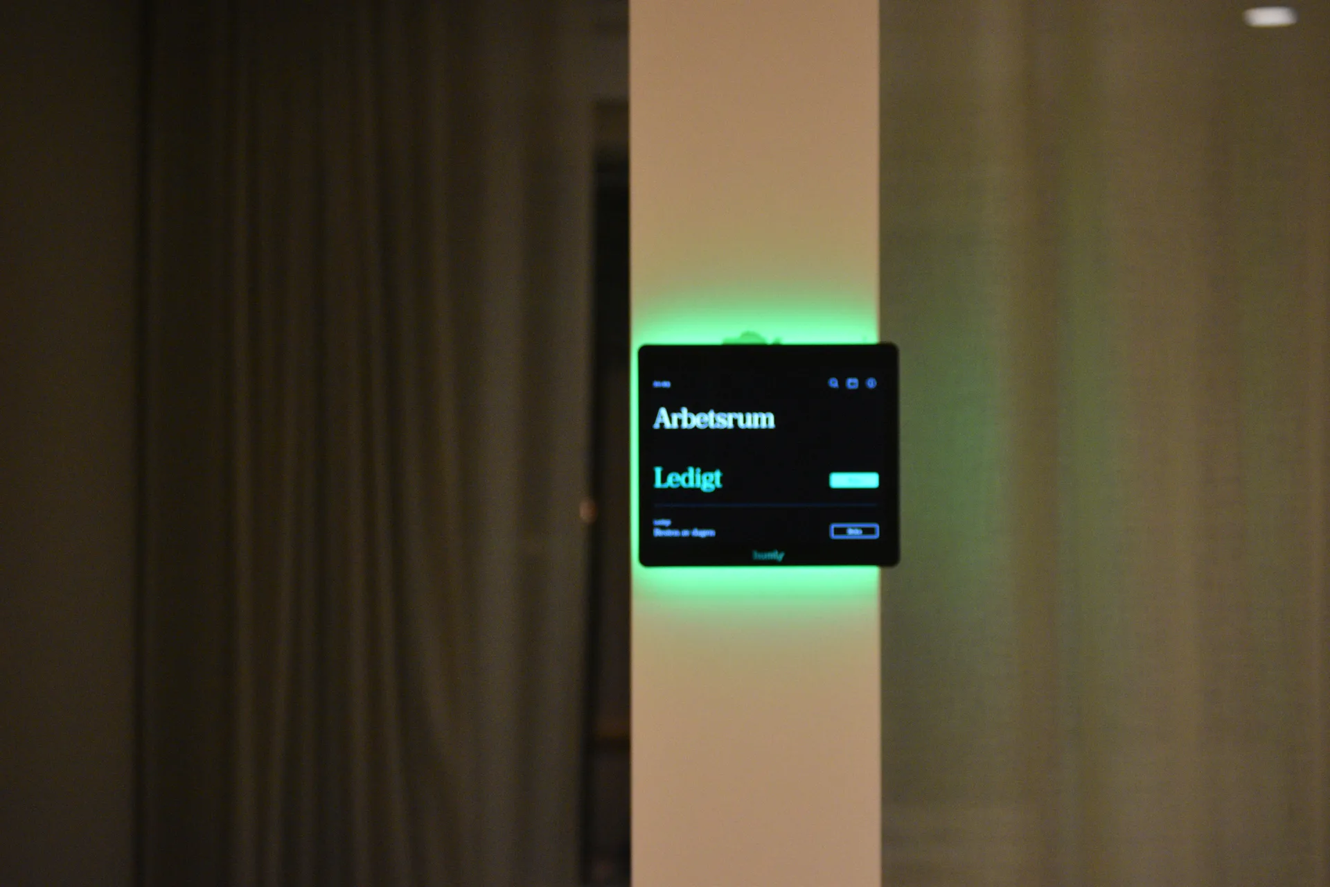 Panelen vid arbetsrummet lyser grönt och visar Ledigt