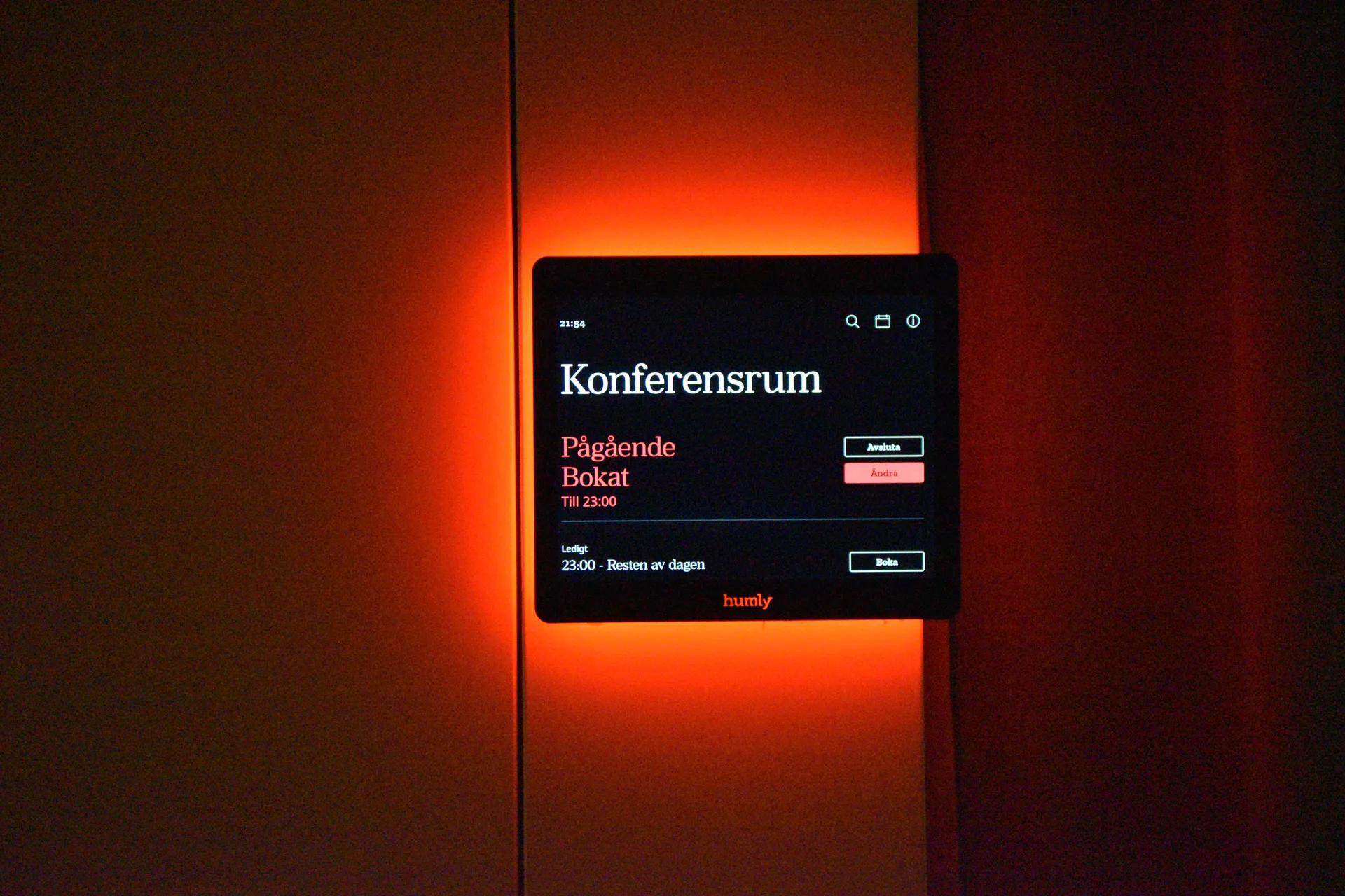 Närbild av konferensrummets monterade Humly-panel med röd statusbelysning